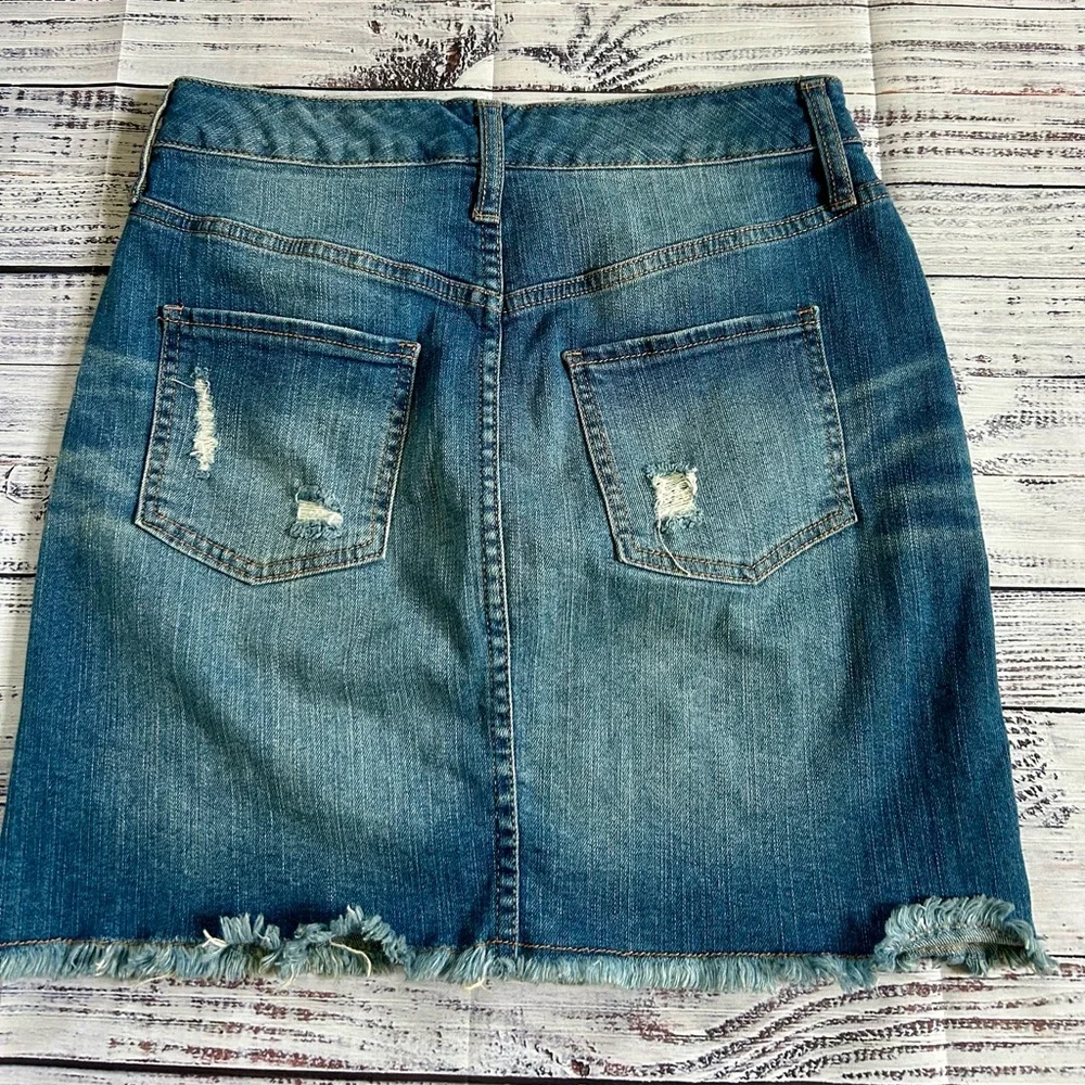 Mossimo Supply Co‎ Distressed Denim Mini Skirt Medium Wash Raw Hem Size 4/27